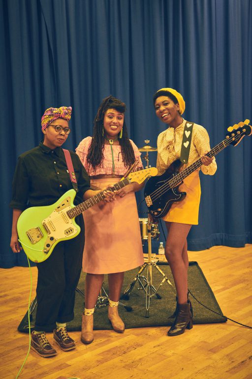 De drie vrouwelijke leden van de zwarte feministische punkband Big Joanie