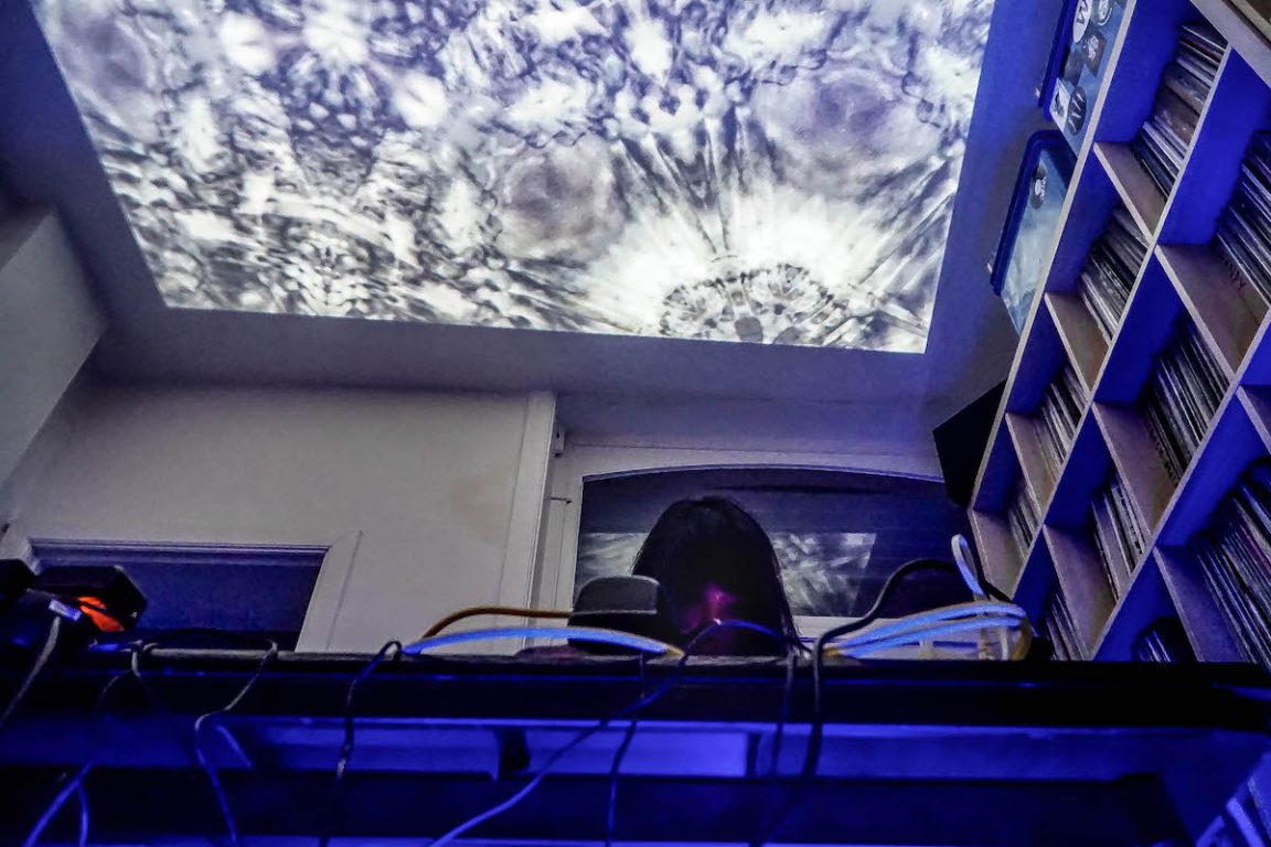 Performance van Yuko Araki, visuals op plafond door Geert Lenssens