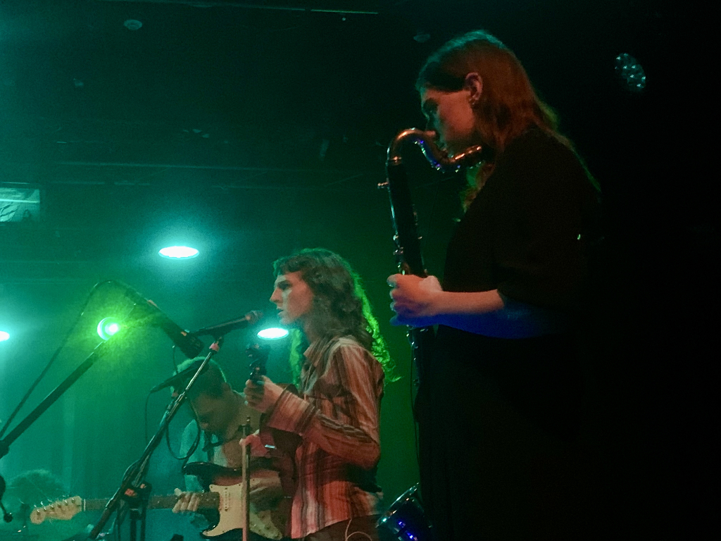 caroline @ Paradiso Noord - Kiran Leonard, Magdalena McLean en Alex McKenzie (vlnr) - (c) Ariel Alvarez