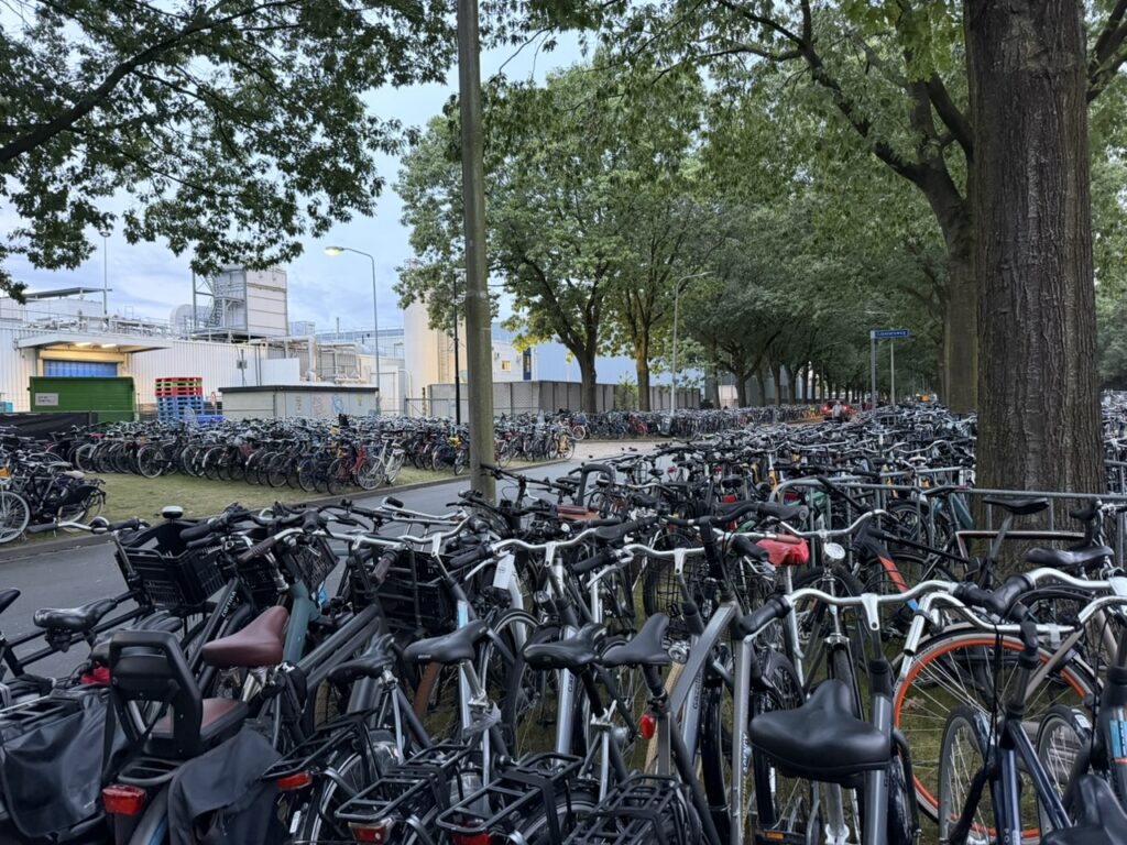 Ingang met fietsen @Draaimolen Festival - (c) René van Peer